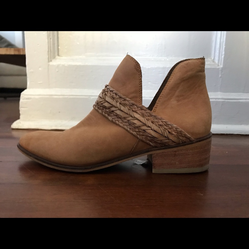 LF Kaanas tan booties.